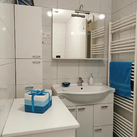 Apartment Cozy With Free Parking And Balcony