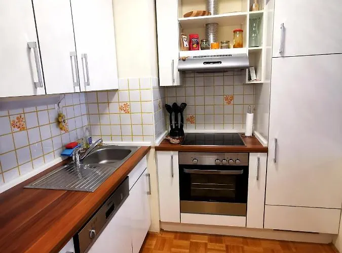 Apartman Cozy With Free Parking And Balcony