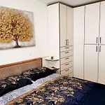 Cozy With Free Parking And Balcony リュブリャナ