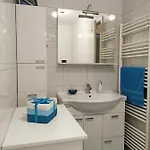 アパート Cozy With Free Parking And Balcony