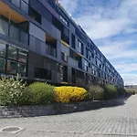 アパート Cozy With Free Parking And Balcony