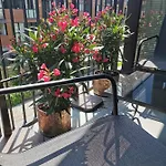 アパート Cozy With Free Parking And Balcony *